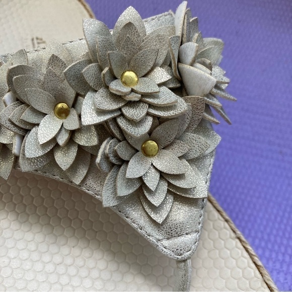 Cliffs White Mountain Estella Platform Thong Sandals Size 8M Metallic Floral - Picture 9 of 9